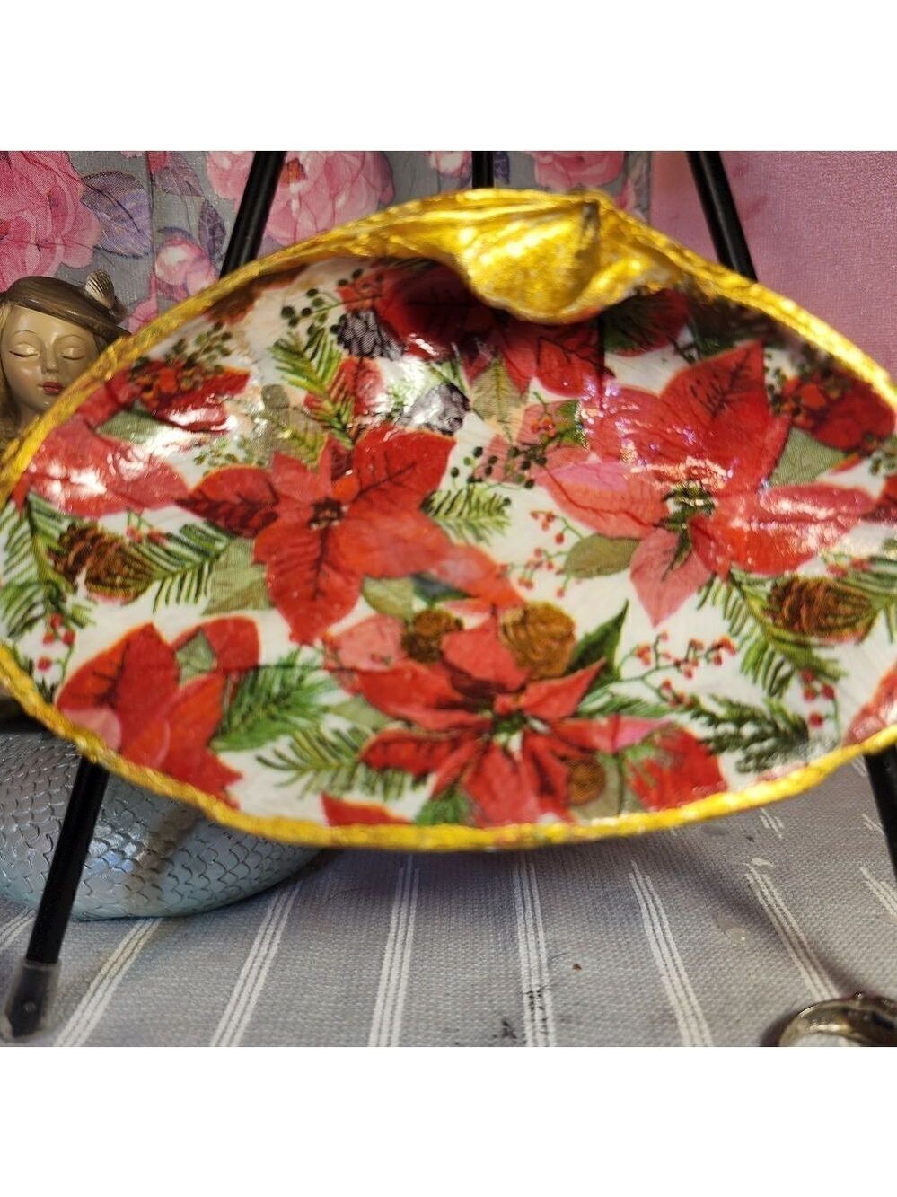 DECOUPAGE CLAM SHELL DECOUPAGE CHRISTMAS POINSETTIA ON A CLAM SHELL TRINKET DISH